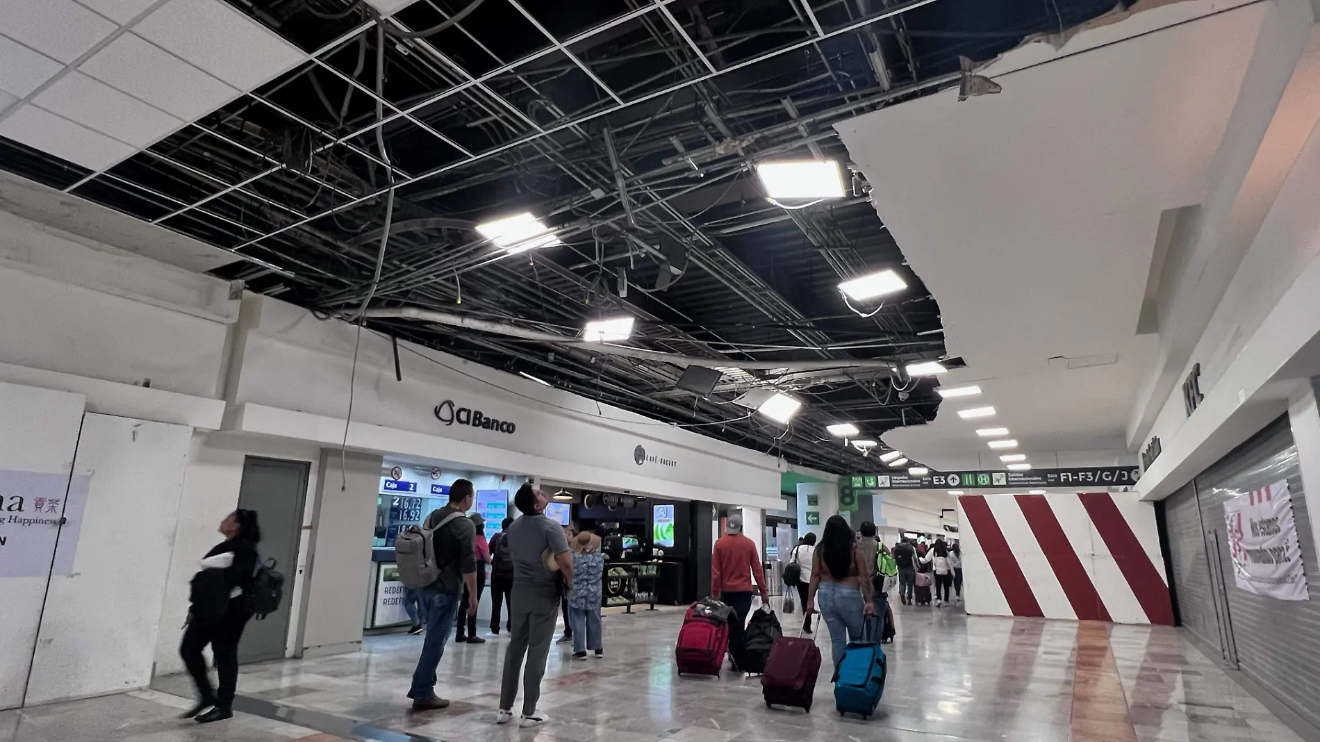 Aspectos de Aeropuerto Internacional de la Ciudad de México, tras las inundaciones que sufrió ayer por las lluvias 1